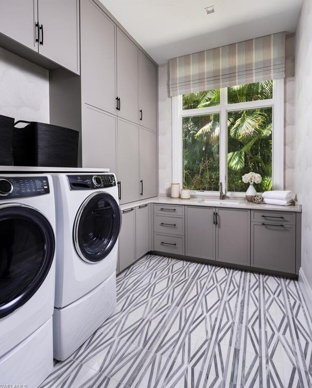 3131 Gin Ln, Naples FL 34102-7815 exterior