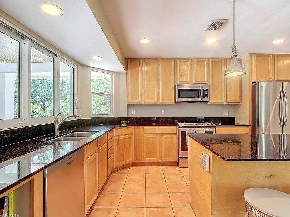 4490 1 Ave, Naples FL 34102-6006 exterior