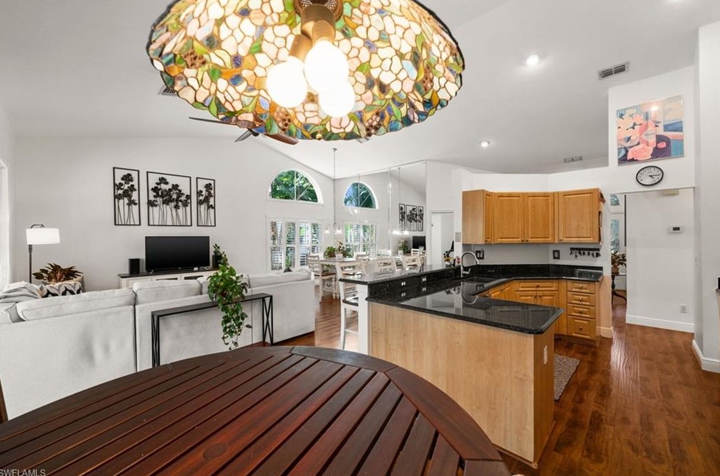 645 Lambton Ln, Naples FL 34104-8305 exterior