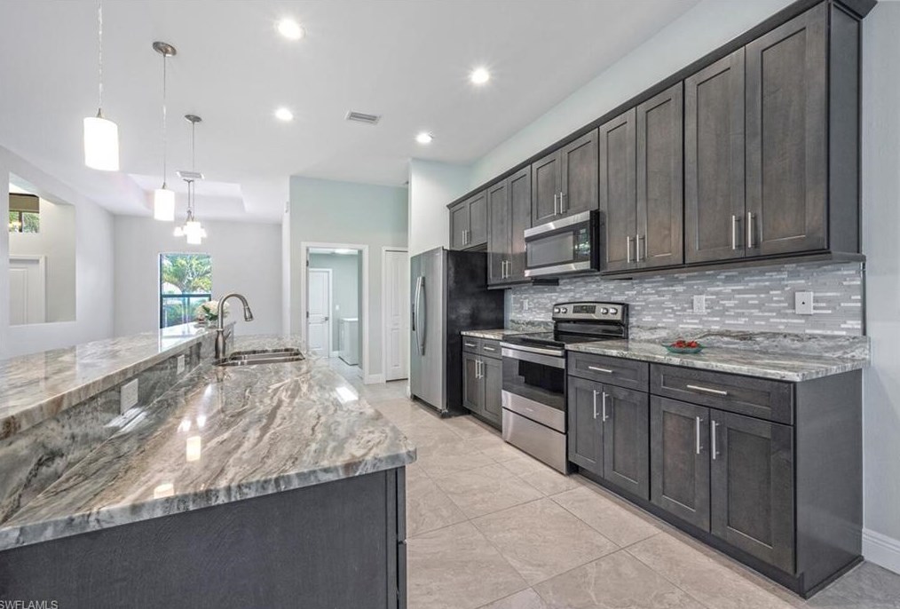 910 12th Ter, Cape Coral FL  33909-0014 exterior
