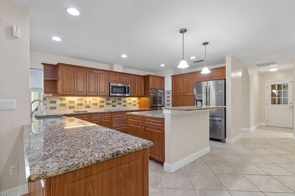 11470 Persimmon Ct, Fort Myers FL  33913-8120 exterior