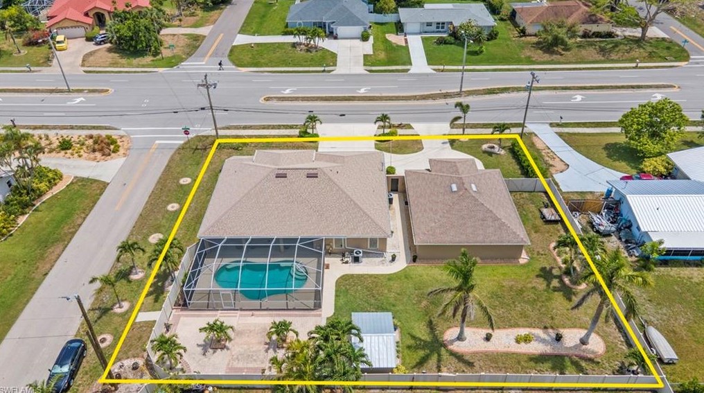 4104 Country Club Blvd, Cape Coral FL  33904-5232 exterior