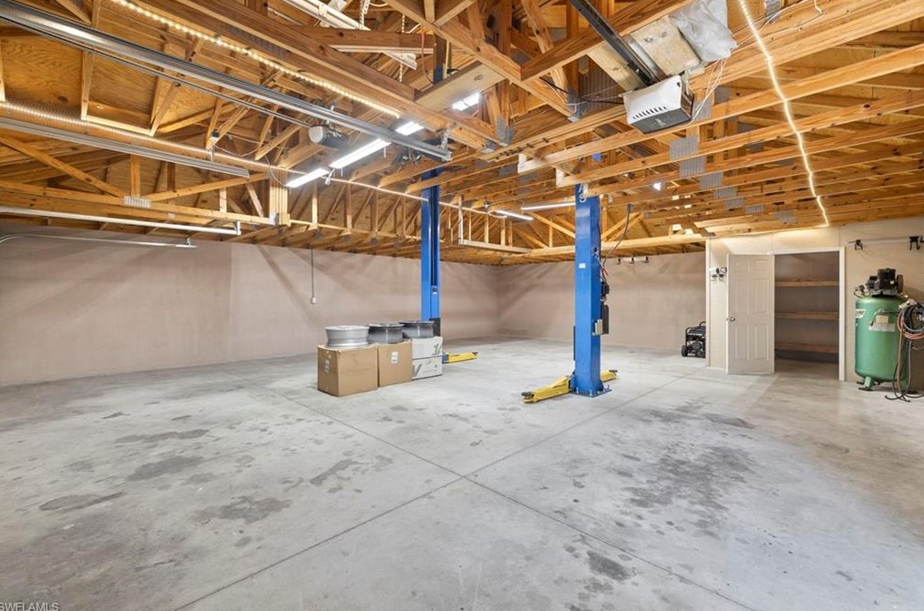 4104 Country Club Blvd, Cape Coral FL  33904-5232 exterior