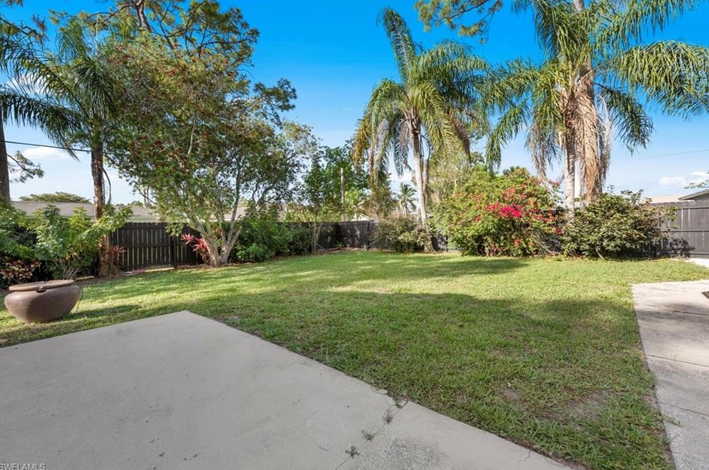 238 Willowick Dr, Naples FL 34110-1342 exterior