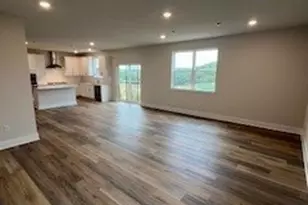 328 Stately Ct, Adams Township, PA 16046 - Photo 9