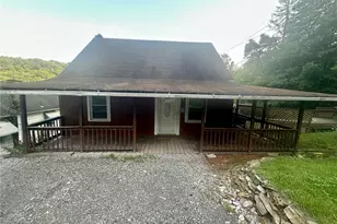 713 Summit Ave, Ellwood City, PA 16117 - Photo 1