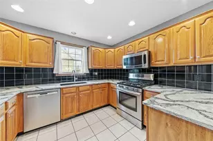 2420 Bonnie Dell Dr, South Park, PA 15129 - Photo 7