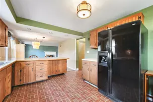 2401 Berkshire Dr, Pittsburgh, PA 15241 - Photo 9