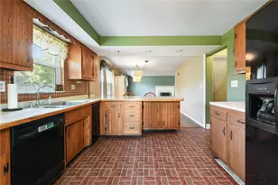 2401 Berkshire Dr, Pittsburgh, PA 15241 - Photo 7