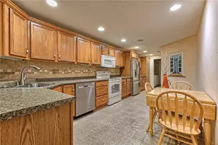 728 Glengarry Ct, Pittsburgh, PA 15239 - Photo 9