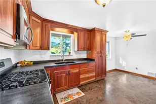 14 Holt Dr, Union Township, PA 15332 - Photo 9