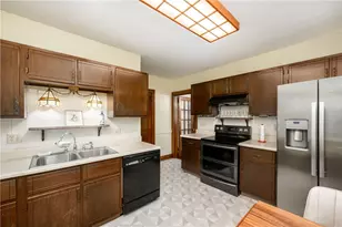 210 Homewood Dr, Center Township, PA 16001 - Photo 9