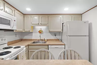 1500 Cochran Rd #412, Scott Township, PA 15243 - Photo 9