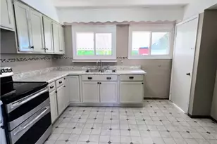 223 Emerson Ave, Farrell, PA 16121 - Photo 11