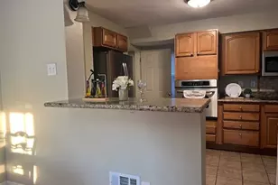 5582 Pocusset St, Pittsburgh, PA 15217 - Photo 11