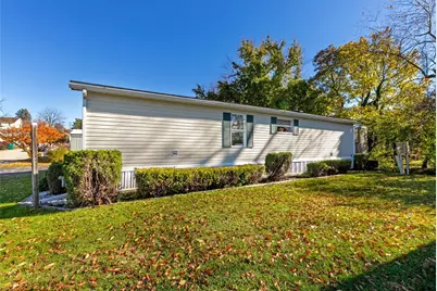 307 Holiday Ct, Mount Pleasant Township, PA 15666 - Photo 3