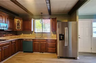 410 Longfellow St, Vandergrift, PA 15690 - Photo 11