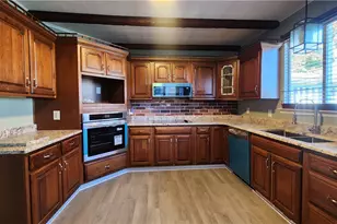 410 Longfellow St, Vandergrift, PA 15690 - Photo 9