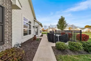 6111 Heatherfield Ct, Lancaster Township, PA 16037 - Photo 5