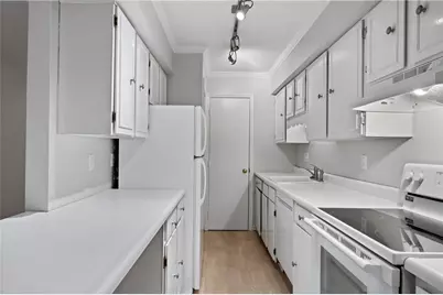 1060 Chatham Park Drive #E, Scott Township, PA 15216 - Photo 9