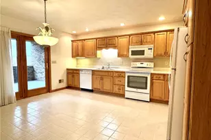 111 Blossom Dr, Center Township, PA 16001 - Photo 9