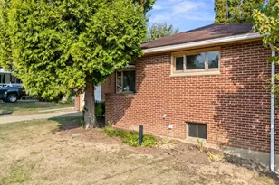 111 Hickory Dr, Chippewa Township, PA 15010 - Photo 3