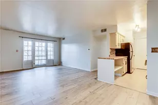 1060 Chatham Park Dr, Scott Township, PA 15216 - Photo 5