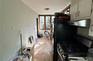 1050 Vance Ave, Coraopolis, PA 15108 - Photo 9