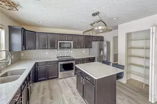 1021 Livorno Dr, Collier Township, PA 15071 - Photo 11