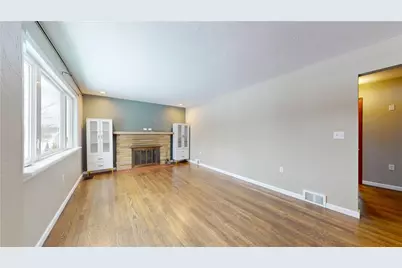 820 Sunset Dr, Center Township, PA 16001 - Photo 7