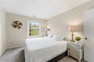 1110 Chatham Park Dr, Scott Township, PA 15216 - Photo 15