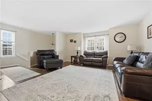 2671 Hunters Point Dr, Pittsburgh, PA 15090 - Photo 5