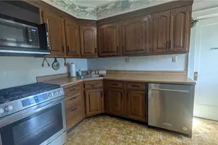 324 Sunset Dr, Center Township, PA 16001 - Photo 11