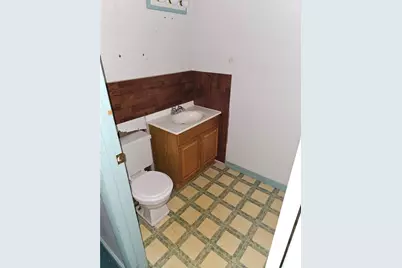 300 Longfellow St, Vandergrift, PA 15690 - Photo 9