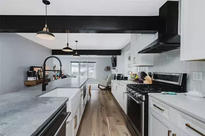 551 Georgetowne Vlg, White Township, PA 15701 - Photo 5