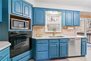 688 Carnival Dr, Pittsburgh, PA 15239 - Photo 9