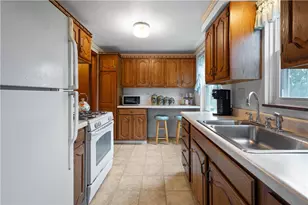 1009 Fairview Dr, Bethel Park, PA 15102 - Photo 9