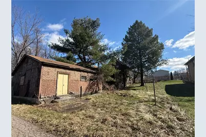 1046 Wallis Ave, Farrell, PA 16121 - Photo 11