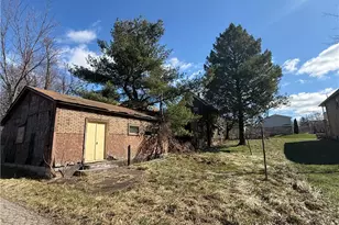 1046 Wallis Ave, Farrell, PA 16121 - Photo 11