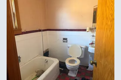 1046 Wallis Ave, Farrell, PA 16121 - Photo 9
