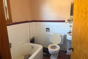 1046 Wallis Ave, Farrell, PA 16121 - Photo 9