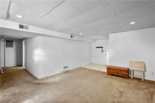 257 Robinhood Rd, Green Tree, PA 15220 - Photo 25