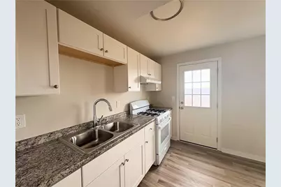 360 Hemlock Dr, Coraopolis, PA 15108 - Photo 5