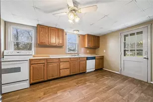 158 Holly Pl, Mount Pleasant Township, PA 15666 - Photo 7