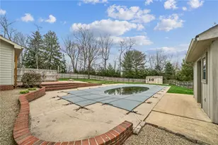 807 Cochran Dr, Hempfield Township, PA 15601 - Photo 5