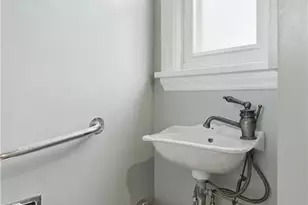 811 W Monroe Cir, Ross Twp, PA 15229 - Photo 17
