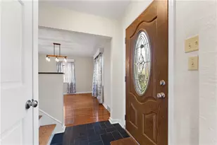 8 Pocono Dr, Green Tree, PA 15220 - Photo 3