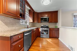 8 Pocono Dr, Green Tree, PA 15220 - Photo 5