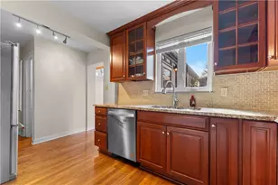 8 Pocono Dr, Green Tree, PA 15220 - Photo 7