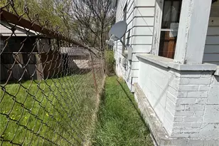 439 Malleable St, Sharon, PA 16146 - Photo 5